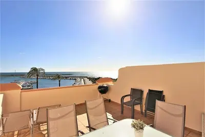 Image de Maison spacieuse avec vue sur la mer et clima, Proche du port de plaisance et des restaurants