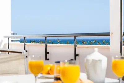 Image de Penthouse Lumineux Avec Soleil Toute La JOURNÉE, Avec Vue Sur La Mer Et Le Golf.