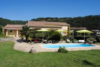 Image de Maison de plain-pied, au calme, avec jardin et piscine