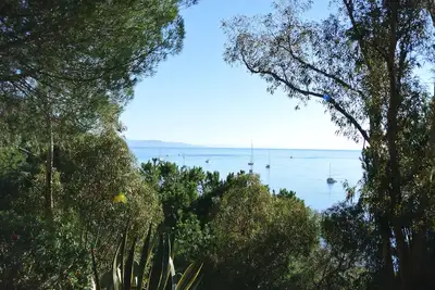Image de Accueillante villa avec une vue sur la mer à couper le souffle.