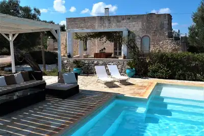 Image de Trulli de luxe élégant avec piscine privée et vue imprenable sur la mer