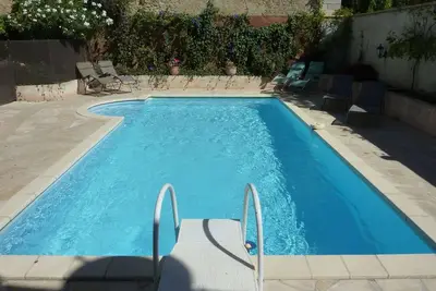 Image de Belle maison, jardin avec piscine dans un village tranquille près de la côte et de la campagne