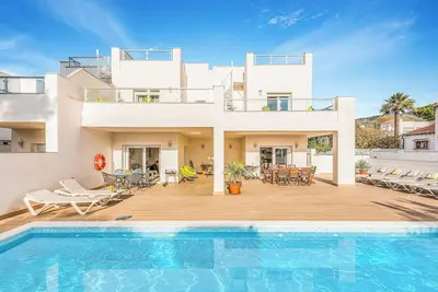 Image de Villa Catalina - Cette villa comprend le Wifi, une piscine privée et A \/ C