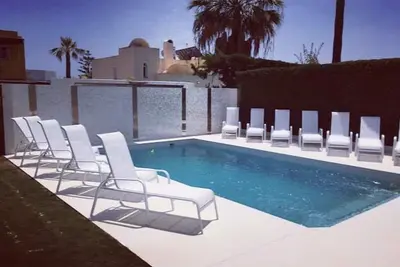 Image de Villa individuelle de luxe avec piscine, bain à remous et barbecue à Puerto Banus