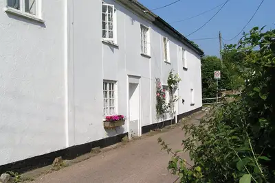 Image de Cottage classé Grade 2 dans un endroit merveilleux avec pub et boutique