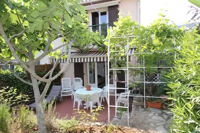 Image de La maison avec deux terrasses et jardins, , près de Grasse, ville des Parfums.