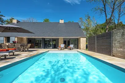 Image de Villa d'architecte avec piscine, à proximité de la plage