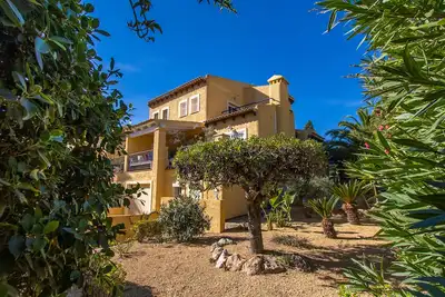 Image de Villa de luxe La Nucia avec un beau jardin et piscine privée et plusieurs terrasses.