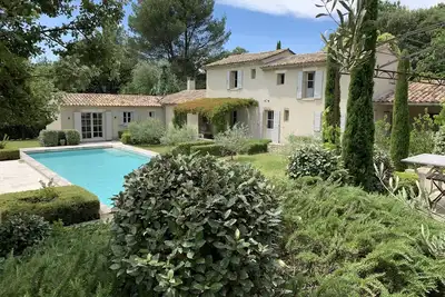 Image de Mazet cossu avec grande piscine en bordure du Canal de Carpentras - 5 étoiles