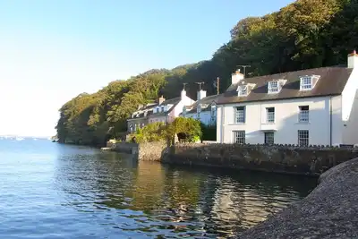 Image de Morgan's Cottage possède l'une des meilleures positions de Dale au bord de l'eau
