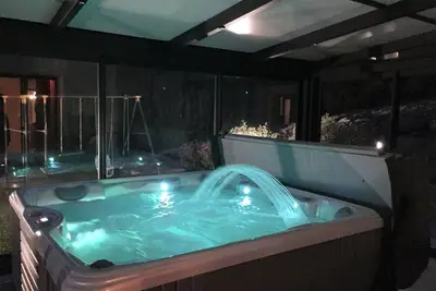 Image de Chalet avec Spa, terrain de pétanque, billard. .