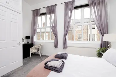 Image de Maison de ville de luxe avec 2 chambres dans l'enceinte de la ville avec parking.