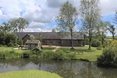 Image de 3 superbes chalets au bord du lac avec piscine intérieure \/ bain à remous + bain à remous extérieur, pêche