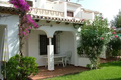 Jolie maison de 2 chambres, jardins, piscine, plage à 2 minutes, Las Marinas, Denia