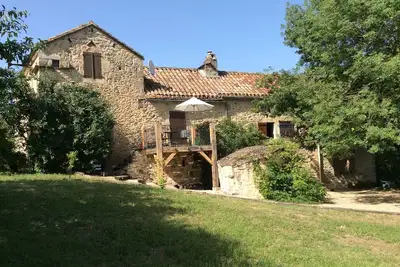 Image de Belle ancienne ferme avec une vue imprenable, piscine et court de tennis.