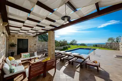 Image de Décor unique, vues pittoresques, piscine privée, une escapade paradisiaque pour 8 personnes!