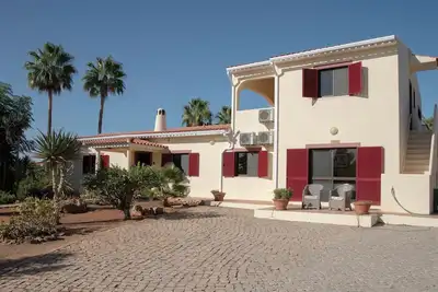 Image de Villa avec piscine privée pour 8 \/ WiFi gratuit disponible!