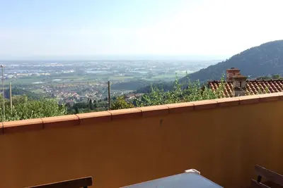 Image de La Volpaia: vue sur la cĂ´te toscane, maison calme et confortable, jusqu'Ă 12 personnes.