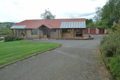 Grand bungalow avec vue imprenable surplombant un grand étang, avec vue sur Crieff A