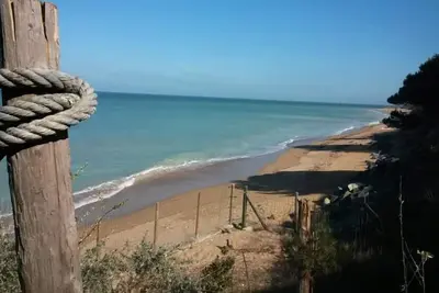 Image de Front de mer sans vis à vis, vivez la carte postale de l'intérieur!