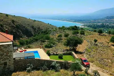 Image de Villas traditionnelles privées avec vue mer et montagne à 3 km de plage de sable fin