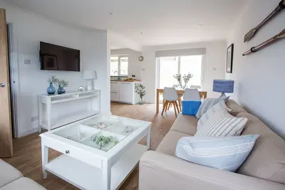 Image de Maison indépendante de bon goût Beachstyle entre la plage de Croyde et le village avec vue sur la mer