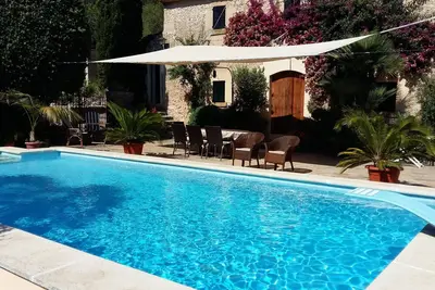 Image de Piscine privée et un joli jardin