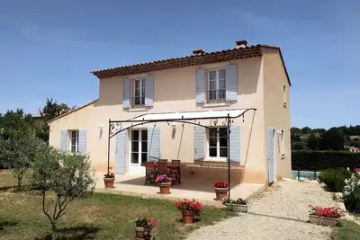 Image de Tour-d'Aigues : location avec piscine privée pour des vacances en Luberon.