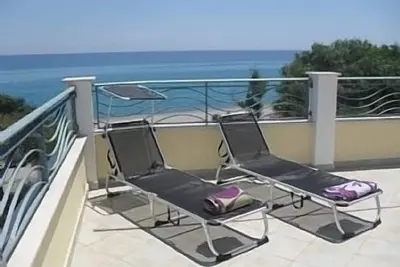 Appartement Beachfront en position de premier choix avec toit-terrasse, balcon et patio.