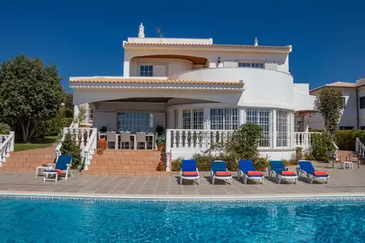 Image de Luxueuse villa individuelle de 6/7 chambres avec piscine privée et salle de jeux