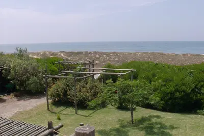 Image de Un endroit calme et reposant! Maison sur le front de mer avec un superbe jardin.