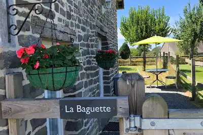 Image de Parfait pour les couples! Rénovation de qualité et emplacement idéal. Wifi gratuit. Vélos.
