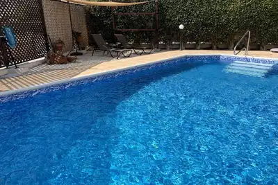 Image de Villa Lesbos est une belle villa spacieuse de 2 chambres avec une piscine privée près de la plage