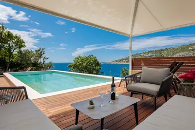Image de Villa de luxe avec piscine chauffée, à 15m de la mer, intimité totale