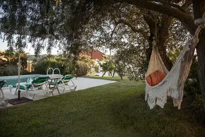 Image de Maison de jardin d'Alfazemas et piscine avec le billard