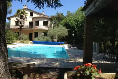 Image de grande maison avec jardin et piscine