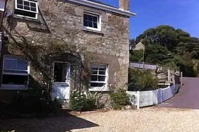 Image de Charmante petite maison avec une vue magnifique sur la mer, quelques minutes des plages et sentier cĂ´tier