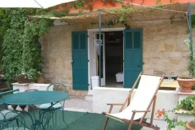 Image de Studio au Rch de villa avec grande terrasse et jardin ombragé