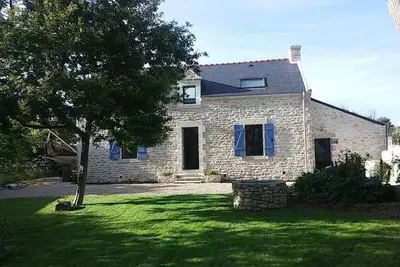 Image de Maison de charme rénovée, au calme et à proximité des plages, avec grand jardin