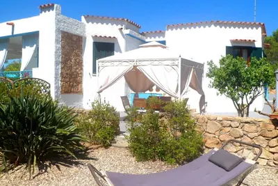 Image de Casa Niperu dans la campagne à quelques mètres des plages de Cala Ginepro