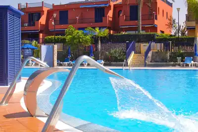 Image de Villa avec jardin privé, wifi et air conditionné dans un complexe avec piscine