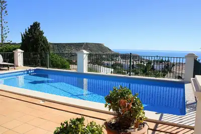 Superbe villa individuelle avec piscine privée, vue imprenable sur la mer, à pied de la plage!