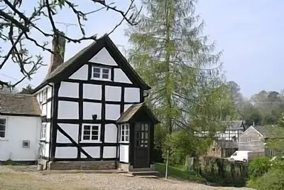 Image de Pittoresque en noir et blanc Cottage