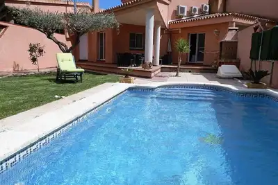 Image de Casa Clavel, Idéal pour vos vacances, proche de la mer, wifi gratuit, air climatisé en option, piscine privée, animeaux de compagnie autorisés, plage pour chiens