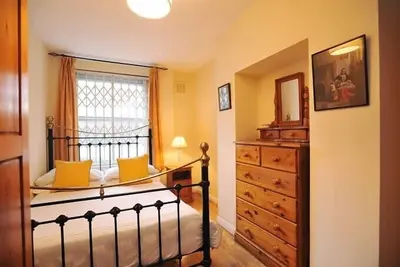 Image de Joli et spacieux appartement de jardin de deux chambres dans le centre de Londres. Décerné 4 étoiles.