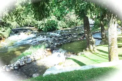 Image de Une Maison de Montagne blottie au bord d'une rivière ***