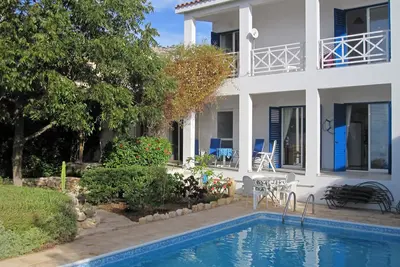 Image de Villa de luxe, vue imprenable, au coeur du village, à proximité de Coral Bay.