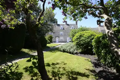 Image de Maison de caractère en pierre à distance de marche de la côte jurassique du patrimoine mondial