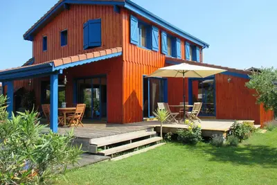 Image de Maison typique en bois avec jardin