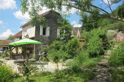 Image de Joli chalet avec des intérieurs élégants, un jardin calme et de belles vues
